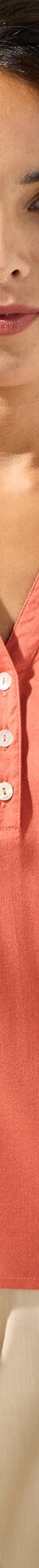 Blouse unie col tunisien, manches coudes smockées (corail foncé) Blouse unie col tunisien, manches coudes smockées (corail foncé)